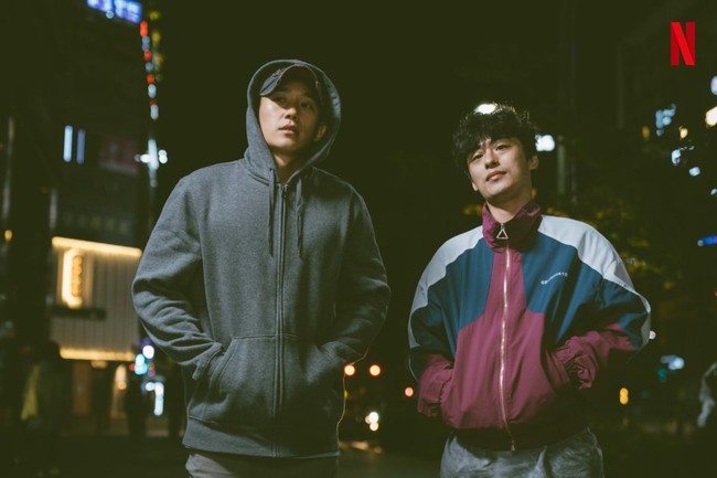 Dalam drama Korea D.P., Goo Kyo Hwan dan Jung Hae In kompak bertugas melacak dan menangkap tentara yang kabur dari wajib militer. Hubungan senior dan junior ini menambah keseruan alur ceritanya, saling melindungi di setiap misinya. Foto: Instagram