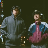 Dalam drama Korea D.P., Goo Kyo Hwan dan Jung Hae In kompak bertugas melacak dan menangkap tentara yang kabur dari wajib militer. Hubungan senior dan junior ini menambah keseruan alur ceritanya, saling melindungi di setiap misinya. Foto: Instagram