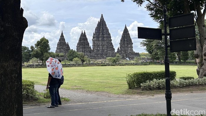 Sebagian besar wilayah berpotensi diguyur hujan merata dengan intensitas ringan mulai siang hari, termasuk kawasan Malioboro dan Prambanan.