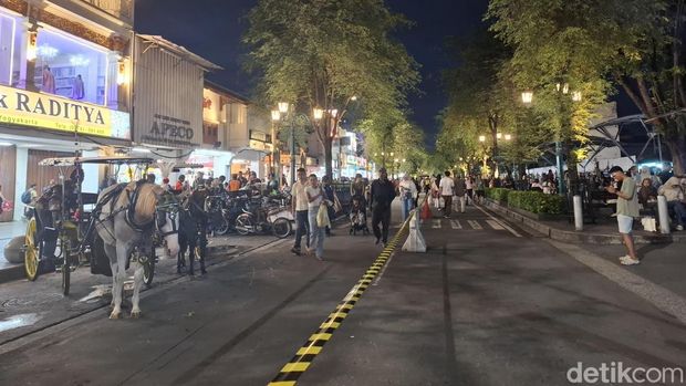 Suasana Car Free Night jelang perayaan Tahun Baru 2026 di Malioboro, Kota Jogja, Rabu (31/12/2025).