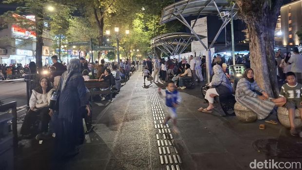 Suasana Car Free Night jelang perayaan Tahun Baru 2026 di Malioboro, Kota Jogja, Rabu (31/12/2025).