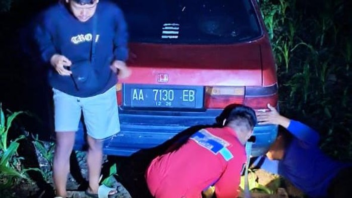 Damkar Klaten mengevakuasi mobil nyemplung sawah di jalan lingkar Troketon Pedan, Klaten, Rabu (31/12/2025) pagi.