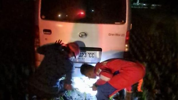 Damkar Klaten mengevakuasi mobil nyemplung sawah di jalan lingkar Troketon Pedan, Klaten, Rabu (31/12/2025) pagi.