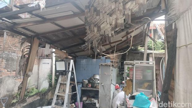 Dapur dan area belakang di rumah Diding Boneng