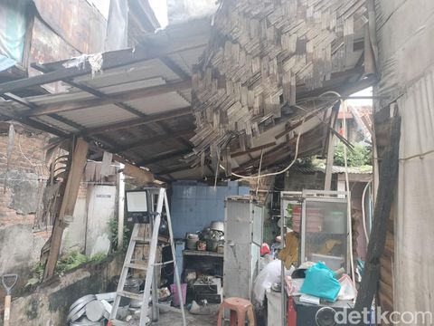Dapur dan area belakang di rumah Diding Boneng Dapur dan area belakang di rumah Diding Boneng