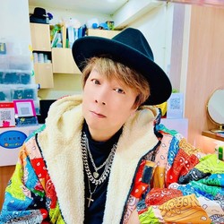 Musisi Legendaris Denny Tsao Ditemukan Meninggal di Rumah