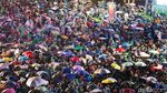 Diguyur Hujan, Bundaran HI Tetap Dipadati Warga Sambut 2026