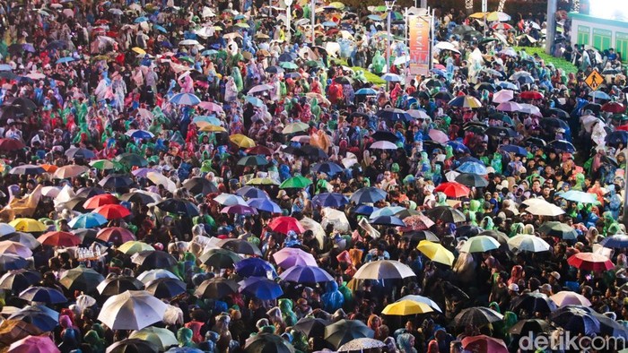 Meski diguyur hujan deras, ribuan warga tetap memadati kawasan Bundaran Hotel Indonesia (HI), Jakarta, pada Rabu (31/12/2025) malam untuk menyambut pergantian tahun menuju 2026. Sejak sore hari, masyarakat dari berbagai lapisan tampak antusias berkumpul di ruang publik ikonik ibu kota tersebut.