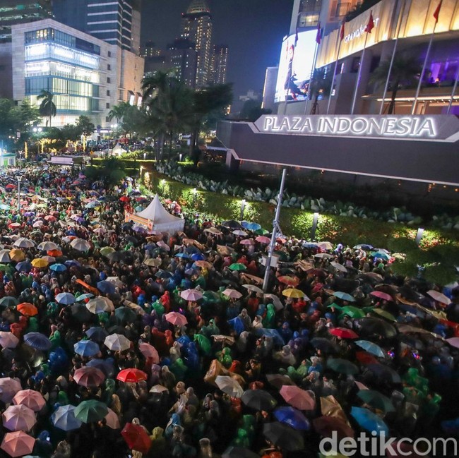 Diguyur Hujan, Bundaran HI Tetap Dipadati Warga Sambut 2026