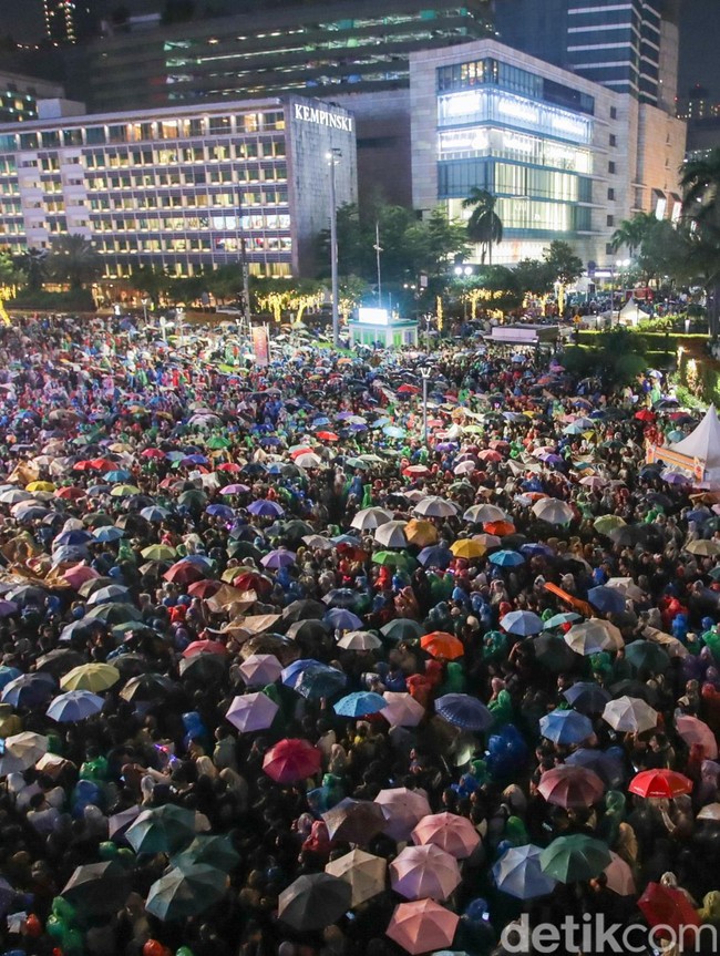 Diguyur Hujan, Bundaran HI Tetap Dipadati Warga Sambut 2026