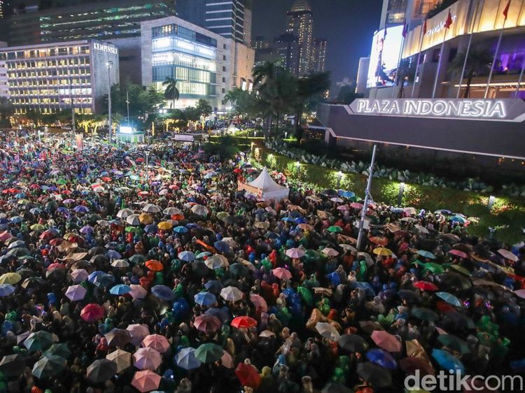 Diguyur Hujan, Bundaran HI Tetap Dipadati Warga Sambut 2026