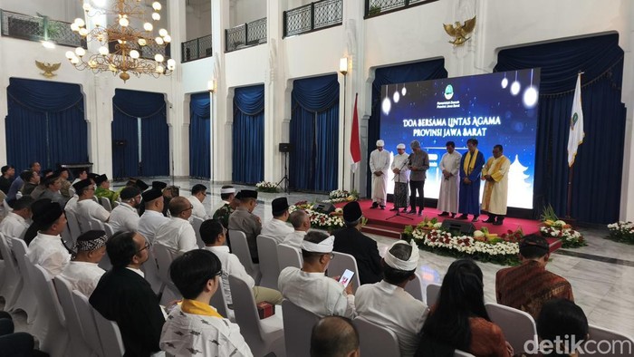 Doa Bersama Lintas Agama di Gedung Sate Jadi Penutup 2025