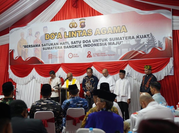Doa bersama lintas agama mengisi malam perayaan Tahun Baru 2026 di Kota Pontianak sebagai bentuk empati pada daerah-daerah yang tertimpa musibah bencana alam.