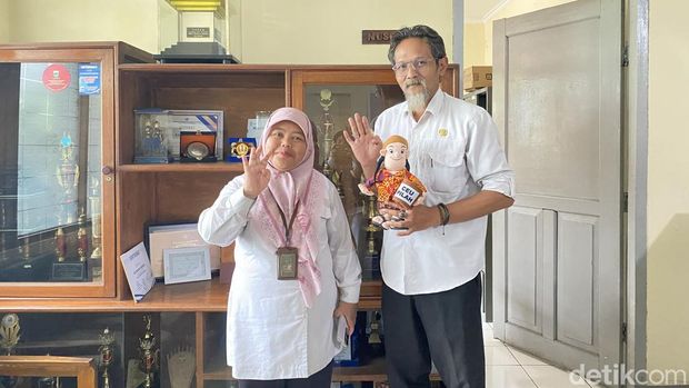 Evi Sjopiah Tusti (Lurah Sarijadi) dan Uu Sukmana (Kasie Ekbang Kelurahan Sarijadi) bersama Maskot Ceu Pilah. Evi Sjopiah Tusti (Lurah Sarijadi) dan Uu Sukmana (Kasie Ekbang Kelurahan Sarijadi) bersama Maskot Ceu Pilah.