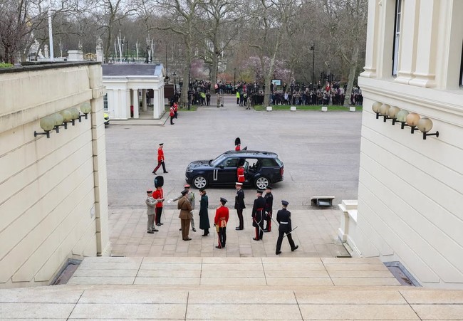 Putri Wales ambil bagian Parade Hari St Patrick bersama Resimen Irish Guards. Berlangsung setiap Maret, momen ini menjadi tradisi tahunan yang selalu dinantikan, menegaskan kedekatan kerajaan dengan angkatan bersenjata. (Foto: Instagram/@princeandprincessofwales)