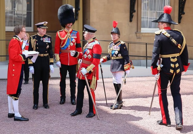 Pangeran Wales, Raja Inggris, dan Putri Royal tampil bersama dalam upacara Trooping the Colour. Tradisi tahunan yang digelar setiap awal Juni ini menandai perayaan resmi ulang tahun raja dengan parade militer yang megah. (Foto: Instagram/@princeandprincessofwales)