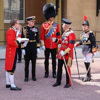 Pangeran Wales, Raja Inggris, dan Putri Royal tampil bersama dalam upacara Trooping the Colour. Tradisi tahunan yang digelar setiap awal Juni ini menandai perayaan resmi ulang tahun raja dengan parade militer yang megah. (Foto: Instagram/@princeandprincessofwales)