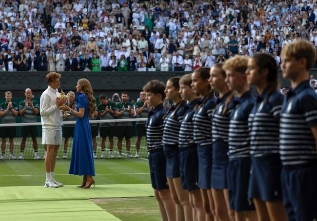 Putri Wales menyerahkan trofi juara tunggal putra Wimbledon 2025 kepada Jannik Sinner. Momen penyerahan piala di Centre Court selalu menjadi salah satu sorotan utama turnamen tenis bergengsi tersebut. Bagi Kate, momen tersebut sangat personal mengingat betapa ia menggemari tenis. (Foto: Instagram/@princeandprincessofwales)