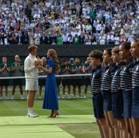 Putri Wales menyerahkan trofi juara tunggal putra Wimbledon 2025 kepada Jannik Sinner. Momen penyerahan piala di Centre Court selalu menjadi salah satu sorotan utama turnamen tenis bergengsi tersebut. Bagi Kate, momen tersebut sangat personal mengingat betapa ia menggemari tenis. (Foto: Instagram/@princeandprincessofwales)