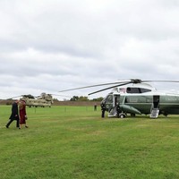 September menandai momen bersejarah hubungan bilateral AS-Inggris. Pangeran dan Putri Wales menyambut kedatangan Presiden Donald Trump di Windsor dalam rangka kunjungan kenegaraan. Keduanya terlihat berjalan mendekati helikopter Marine One, mencerminkan eratnya hubungan diplomatik kedua negara.(Foto: Instagram/@princeandprincessofwales)