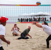 Menjelang ajang Earthshot Prize 2025 di Rio de Janeiro, Brasil, pada November 2025, Pangeran Wales menyempatkan diri bermain voli di Pantai Copacabana. Aksi santai sembari unjuk kebolehan main voli ini mencuri perhatian publik dan menunjukkan pendekatan William yang lebih intim dengan masyarakat. (Foto: Instagram/@princeandprincessofwales)