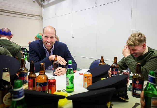 Pangeran dan Putri Wales menghadiri pesta Natal Welsh Guards di Barak Combermere. Pertemuan mereka yang berlangsung pada Desember ini menutup rangkaian kegiatan tahun 2025 dengan suasana hangat dan penuh kebersamaan bersama anggota militer. (Foto: Instagram/@princeandprincessofwales)