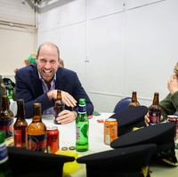 Pangeran dan Putri Wales menghadiri pesta Natal Welsh Guards di Barak Combermere. Pertemuan mereka yang berlangsung pada Desember ini menutup rangkaian kegiatan tahun 2025 dengan suasana hangat dan penuh kebersamaan bersama anggota militer. (Foto: Instagram/@princeandprincessofwales)