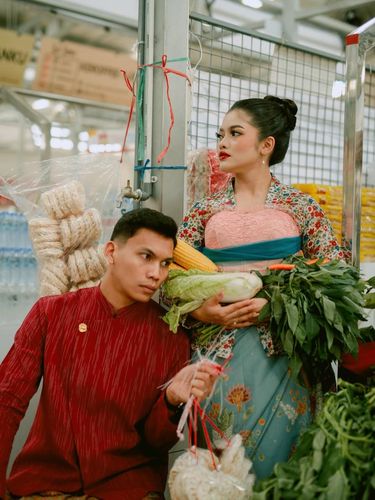 Calon pengantin ini mengabadikan foto prewedding di pasar mendadak curi atensi warganet. Unggahan tersebut langsung viral di media sosial.