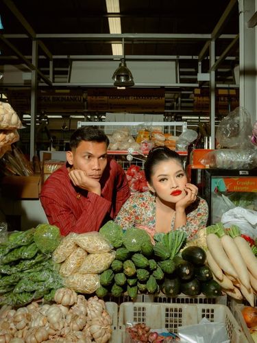 Calon pengantin ini mengabadikan foto prewedding di pasar mendadak curi atensi warganet. Unggahan tersebut langsung viral di media sosial.