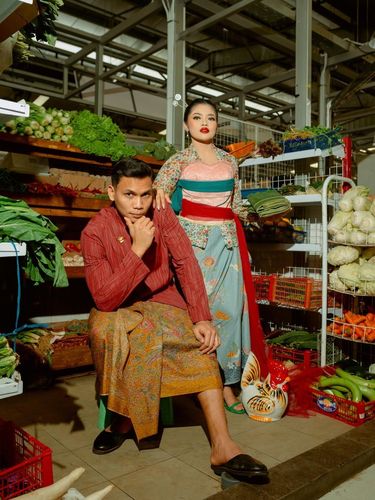 Calon pengantin ini mengabadikan foto prewedding di pasar mendadak curi atensi warganet. Unggahan tersebut langsung viral di media sosial.