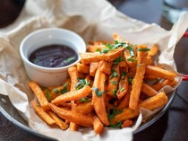 22 Rekomendasi Cemilan Tahun Baru Manis-Gurih untuk Malam Pergantian Tahun