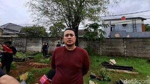 Wajah Sendu Gilang Dirga, Ayah Meninggal Dunia di Penghujung 2025