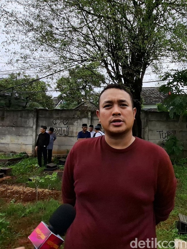 Wajah Sendu Gilang Dirga, Ayah Meninggal Dunia di Penghujung 2025