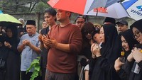 Ayah Gilang Dirga langsung dimakamkan pada Rabu pagi di TPU kawasan Pondok Gede, Bekasi, Jawa Barat, Rabu (31/12) pagi. Foto: Muhammad Ahsan Nurrijal/detikcom