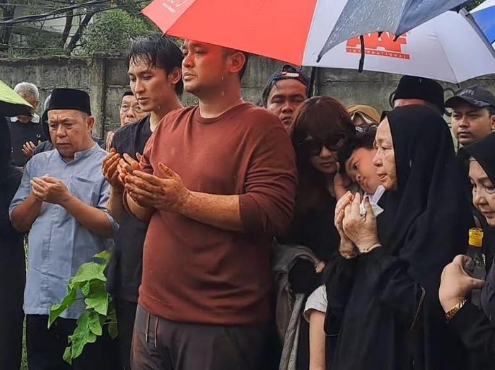 Gilang Dirga makamkan ayah di TPU Pondok Gede.