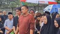 Presenter berusia 36 tahun itu terlihat sendu ke arah liang lahad sang ayah. Adiezty Fersa bersama anak juga mendampingi Gilang. Foto: Muhammad Ahsan Nurrijal/detikcom