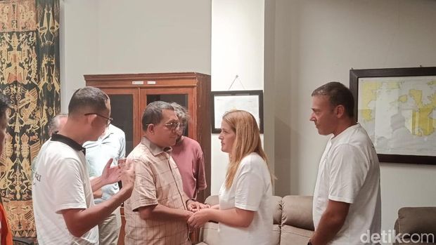 Gubernur NTT Emanuel Melkiades Laka Lena bertemu dengan istri dan keluarga pelatih Valencia yang menjadi korban kapal pinisi tenggelam di Labuan Bajo, Selasa (30/12/2025) malam. (Foto: Ambrosius Ardin/detikBali)