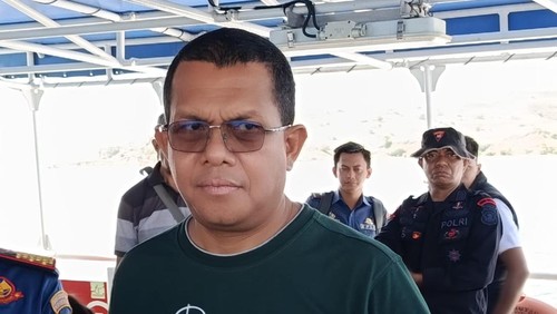 Gubernur NTT, Emanuel Melkiades Laka Lena, di kapal Puntadewa milik Basarnas yang sedang melakukan pencarian pelatih Valencia dan dua anaknya di perairan Pulau Padar, TN Komodo, Rabu (31/12/2025) (Ambrosius Ardin/detikBali)