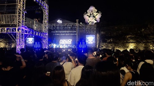 Pengunjung rayakan tahun baru di GWK Cultural Park meskipun tidak ada pesta kembang api. Rabu (31/12/2025). (Fabiola Dianira)