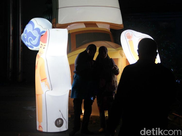 Hutan Menyala Jadi Magnet Wisata Malam di TMII