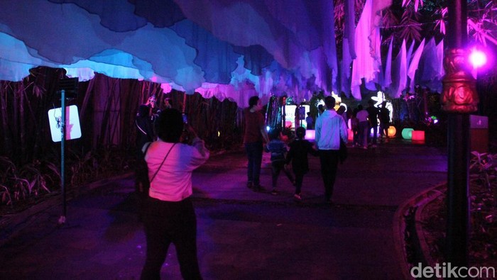 Hutan Menyala Dongeng Nusantara menjadi salah satu daya tarik wisata malam di kawasan Taman Mini Indonesia Indah (TMII), Jakarta, Rabu (31/12/2025). Atraksi ini menghadirkan perpaduan cahaya warna-warni dan cerita tradisi Nusantara yang memikat perhatian pengunjung, khususnya selama libur akhir tahun.