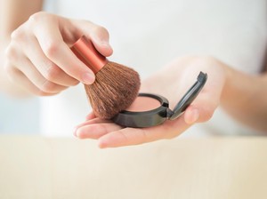 Video Pretty Little Hacks: Makeup Modal Satu Blush Doang? Bisa Banget!