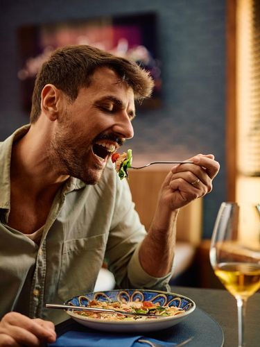 Ilustrasi pria makan seafood.