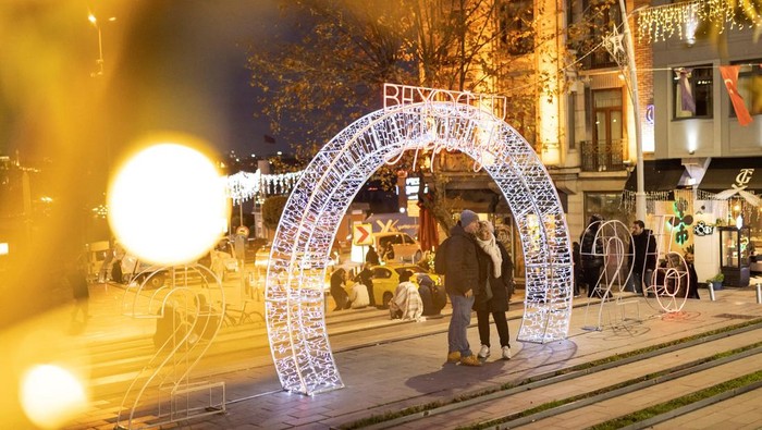 People pose with a New Year decoration in Istanbul, Turkey, December 30, 2025. REUTERS/Kemal Aslan
