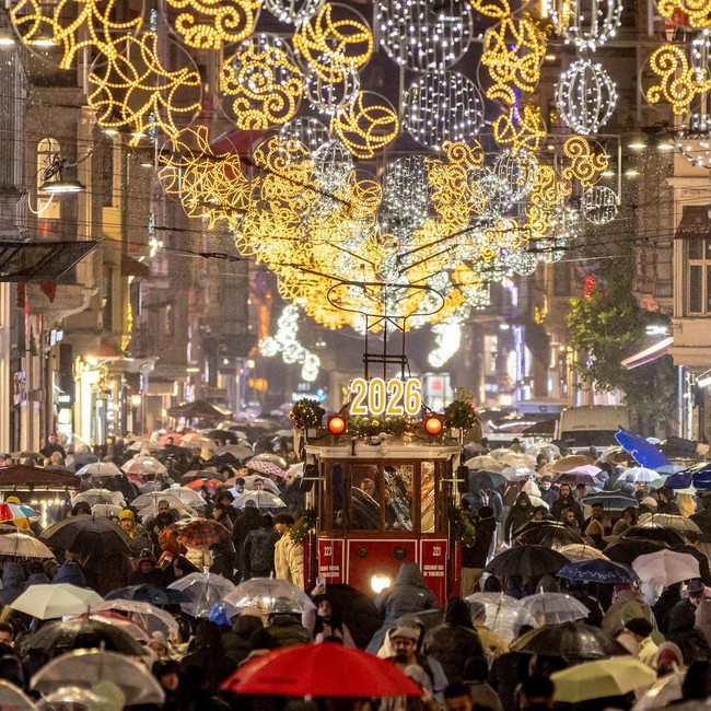 Istanbul Bersinar Jelang Malam Tahun Baru