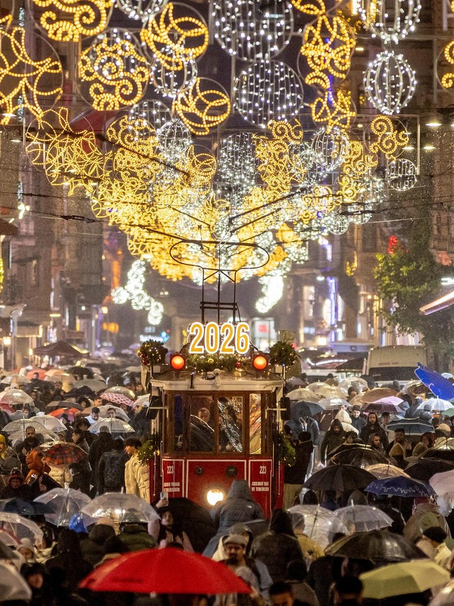 Istanbul Bersinar Jelang Malam Tahun Baru