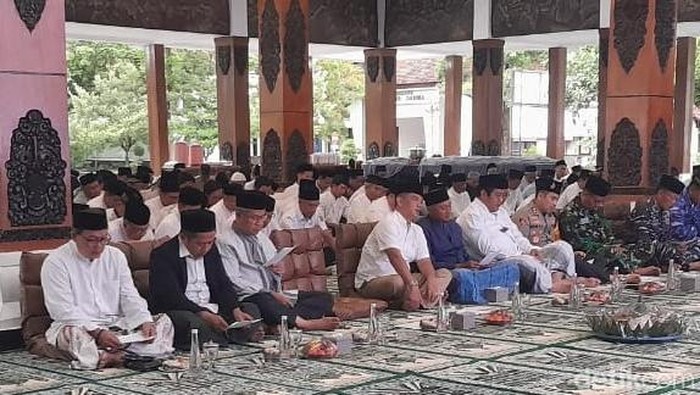 Tak Ada Pesta, Malam Tahun Baru di Pacitan Dipenuhi Lantunan Doa