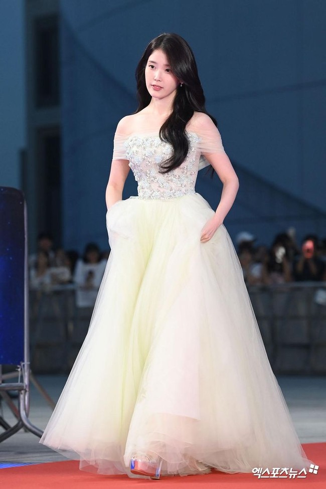 Pemilik nama asli Lee Ji Eun itu kemudian membawa pulang piala Best Actress dan Popular Star Award dari Blue Dragon Series Awards 2025. Dalam kesempatan itu, ia hadir dalam balutan ball gown berwarna soft yellow beraksen tulle rancangan Enzo Choi Jae Hoon. Foto: Instagram