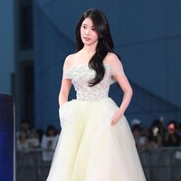 Pemilik nama asli Lee Ji Eun itu kemudian membawa pulang piala Best Actress dan Popular Star Award dari Blue Dragon Series Awards 2025. Dalam kesempatan itu, ia hadir dalam balutan ball gown berwarna soft yellow beraksen tulle rancangan Enzo Choi Jae Hoon. Foto: Instagram