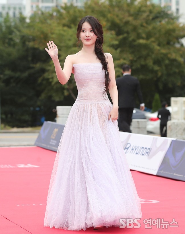 Saat tiba di red carpet Seoul International Drama Awards 2025, IU memancarkan aura Disney princess dengan tatanan rambut dikepang dan gaun lavender dari Montsand. Lagi-lagi, ia memenangkan Best Actress berkat aktingnya di When Life Gives You Tangerines. Foto: Instagram